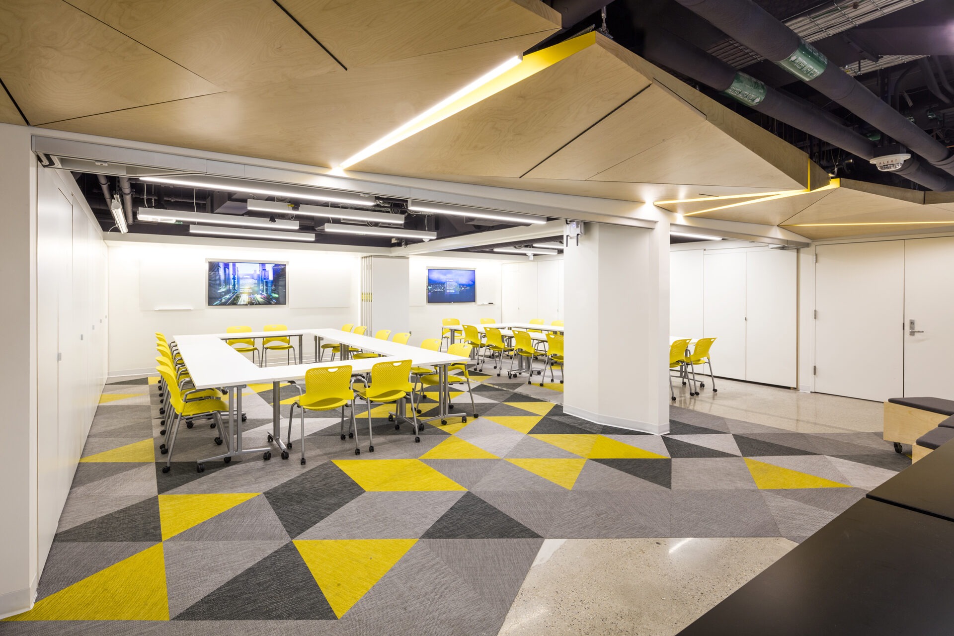 MIT Beaver Works AeroAstro, foldable glass wall classroom